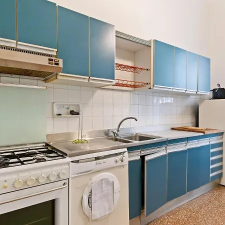 Simplistic In Near Town Centre *